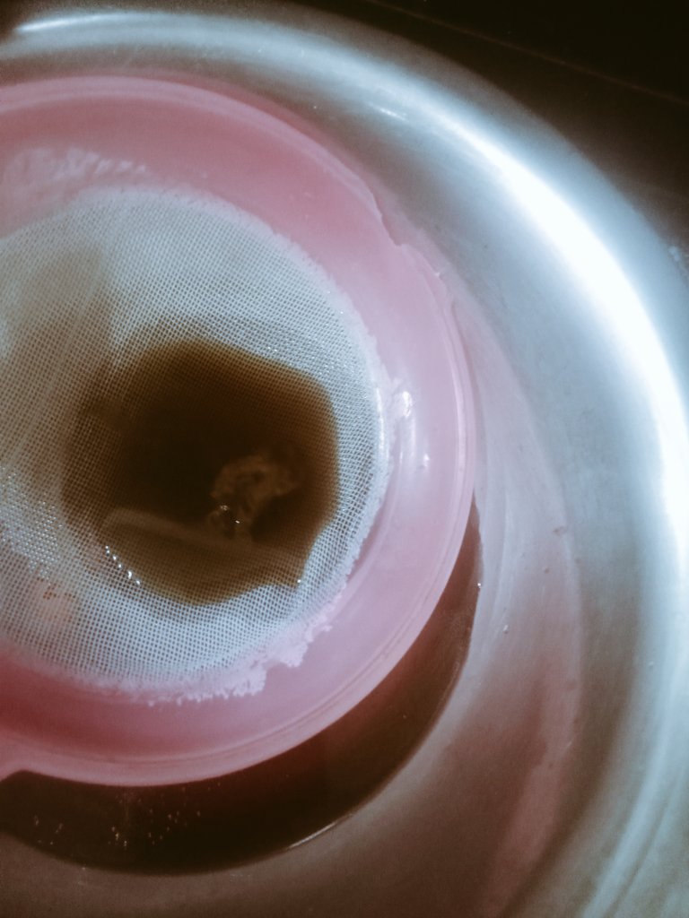 RoliTiwariMish1's tweet photo. Hello 
@CocaColaCo 
क्या आप हमें ज़हर बेच रहे हैं ?
मेरी बेटी उल्टियाँ कर रही है
आज मेरी बेटी ने जब कोकाकोला पिया तो उसके गले में कुछ अटका
दूसरी बार में उसने पिया तो वाशबेसिन में उल्टी की तो कुछ अजीब सा निकाला
बोतल छानने पर ये अजीब सी चीज निकली है
ये कोक मैंने रिलायंस स्मार्ट बाज़ार से ली है
क्या ये छिपकली या किस छोटे जीव की खाल है ?
@jagograhakjago @nch1915
@consumerforum_