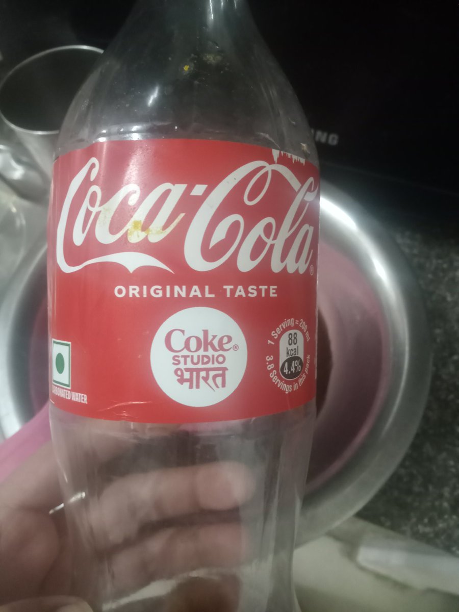 RoliTiwariMish1's tweet photo. Hello 
@CocaColaCo 
क्या आप हमें ज़हर बेच रहे हैं ?
मेरी बेटी उल्टियाँ कर रही है
आज मेरी बेटी ने जब कोकाकोला पिया तो उसके गले में कुछ अटका
दूसरी बार में उसने पिया तो वाशबेसिन में उल्टी की तो कुछ अजीब सा निकाला
बोतल छानने पर ये अजीब सी चीज निकली है
ये कोक मैंने रिलायंस स्मार्ट बाज़ार से ली है
क्या ये छिपकली या किस छोटे जीव की खाल है ?
@jagograhakjago @nch1915
@consumerforum_