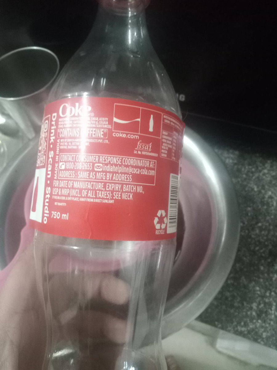 RoliTiwariMish1's tweet photo. Hello 
@CocaColaCo 
क्या आप हमें ज़हर बेच रहे हैं ?
मेरी बेटी उल्टियाँ कर रही है
आज मेरी बेटी ने जब कोकाकोला पिया तो उसके गले में कुछ अटका
दूसरी बार में उसने पिया तो वाशबेसिन में उल्टी की तो कुछ अजीब सा निकाला
बोतल छानने पर ये अजीब सी चीज निकली है
ये कोक मैंने रिलायंस स्मार्ट बाज़ार से ली है
क्या ये छिपकली या किस छोटे जीव की खाल है ?
@jagograhakjago @nch1915
@consumerforum_
