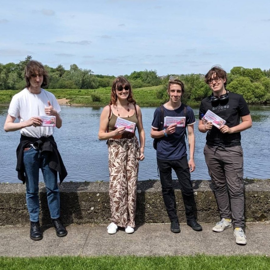 Huge thanks to the 5 comrades who were distributing our local newsletter around Corbally today while I was stuck behind my desk.

Great response from people to it so far with people even offering to help out after reading it!