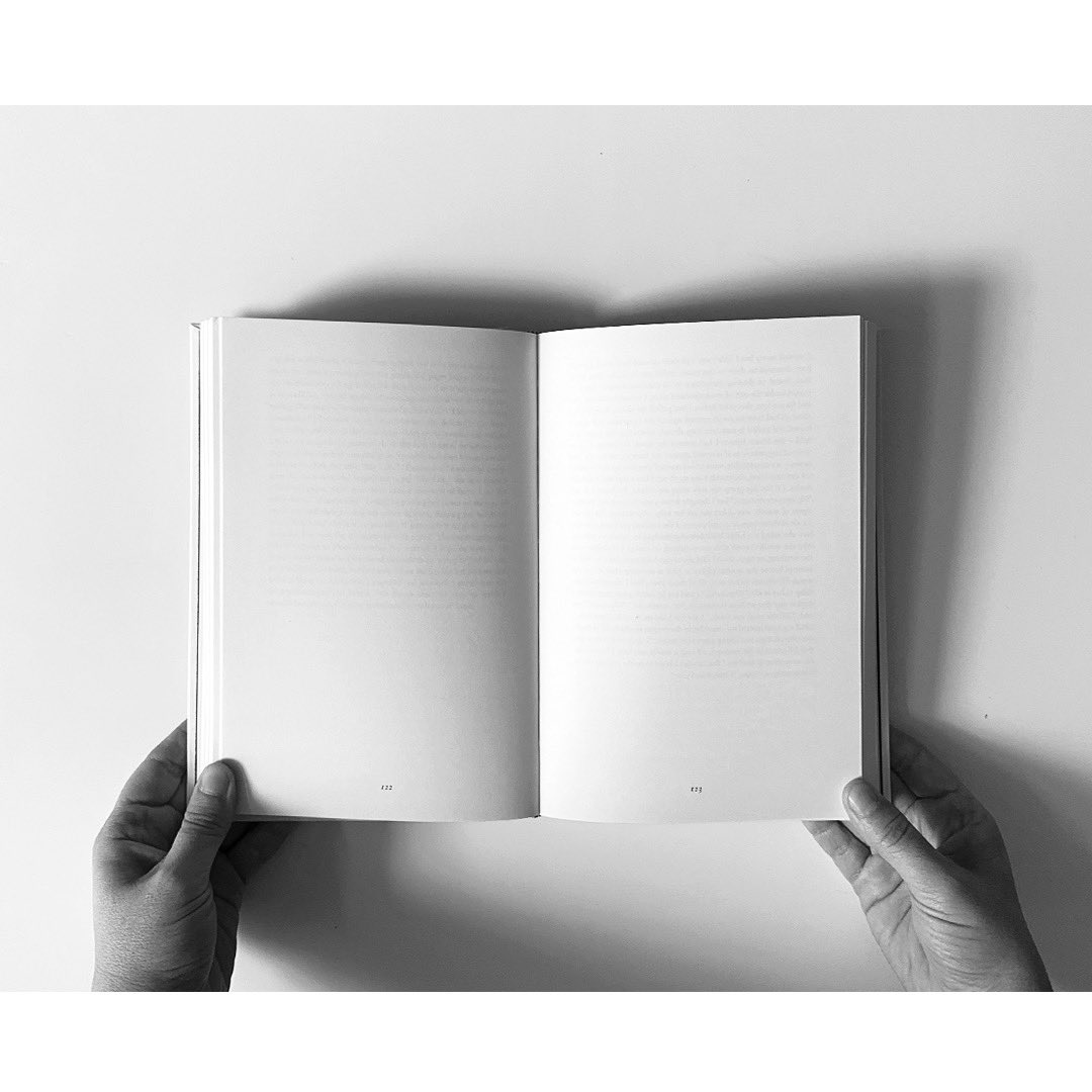 I found a new blank spread for my collection of blank pages. This one is from ‘Extremely Loud & Incredibly Close’ by #jonathansafranfoer (2005). #physicalreading #bookmateriality #blankpage