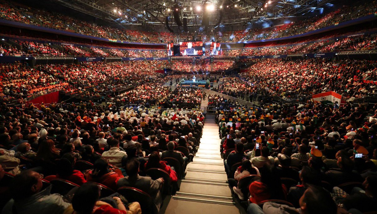 SatishGautamBJP's tweet image. मोदीमय हुआ सिडनी,
सात समंदर पार, भारत की जय-जयकार!

#PMModiInSydney 
#PMModiInAustralia