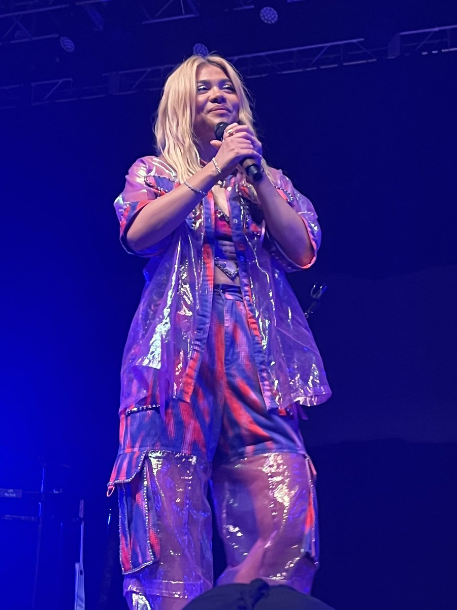 Cidney714's tweet photo. Did last night really just happened. I met @HayleyKiyoko and she is so lovely in person. When she embraced me during meet and greet, the world stopped for a moment and everything was perfect. I got to meet new friends and see Hayley for the first time live. I love you Hayley ❤️❤️ https://t.co/qzyNozxK0N