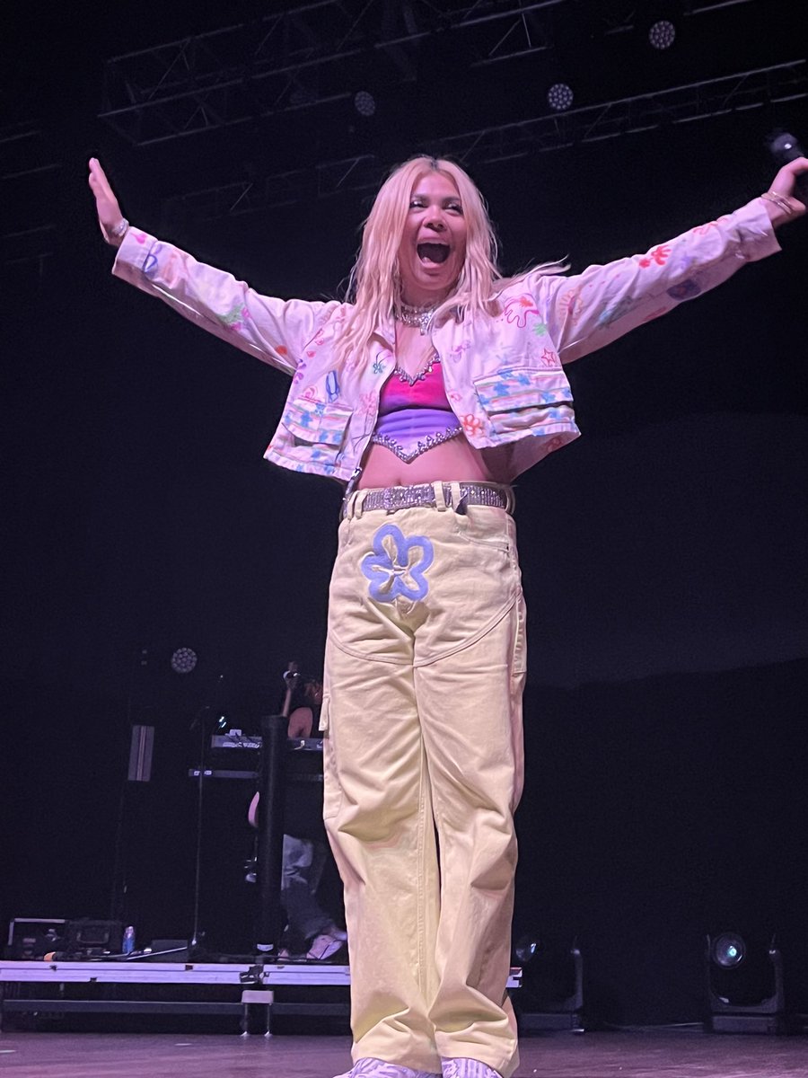 Cidney714's tweet photo. Did last night really just happened. I met @HayleyKiyoko and she is so lovely in person. When she embraced me during meet and greet, the world stopped for a moment and everything was perfect. I got to meet new friends and see Hayley for the first time live. I love you Hayley ❤️❤️ https://t.co/qzyNozxK0N