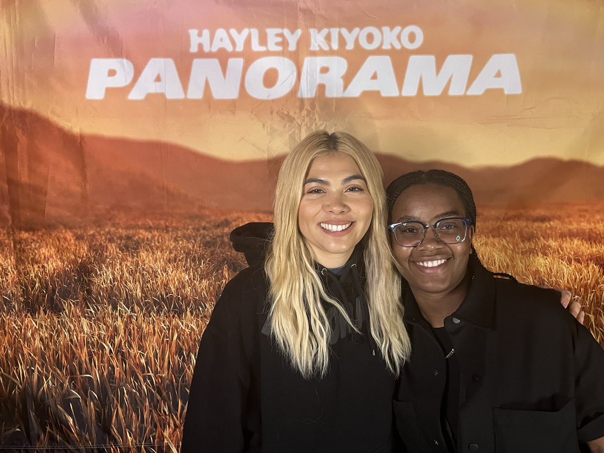 Cidney714's tweet photo. Did last night really just happened. I met @HayleyKiyoko and she is so lovely in person. When she embraced me during meet and greet, the world stopped for a moment and everything was perfect. I got to meet new friends and see Hayley for the first time live. I love you Hayley ❤️❤️ https://t.co/qzyNozxK0N