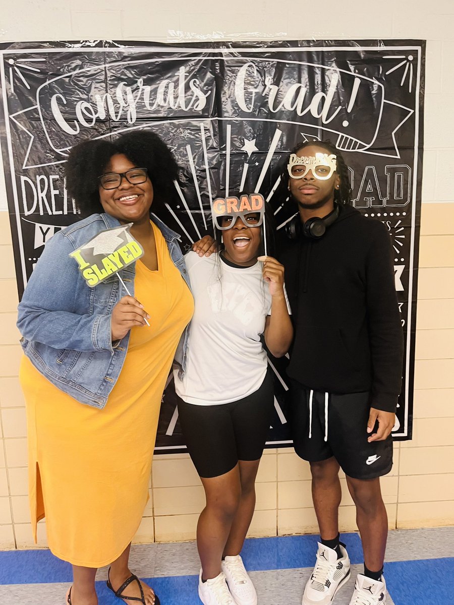 SHS_Counselor's tweet photo. It’s the last regular school lunch for these Seniors!  🎓🎓🎓🎓
Class of 2023! 🎓🎓🎓🎓🎓🎓@gobluestreaks https://t.co/DPbvazXjCC