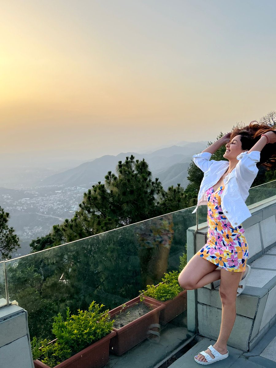 #Celebspotting @Pooja_Chopra_, the talented actress and former Miss India, finds solace in the Himalayas. Exploring Parwanoo and honoring inspiring leaders with Governor Dattatreya was an incredible experience. #Metime #Himalayas #TravelEnthusiast