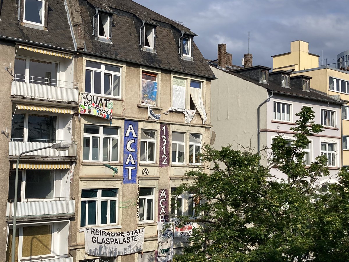 ChristianUwe69's tweet photo. Es gibt wieder ein besetztes Haus in #Frankfurt. Gesehen gegenüber der #sbahn Station Galluswarte. https://t.co/t4SZNweZIP