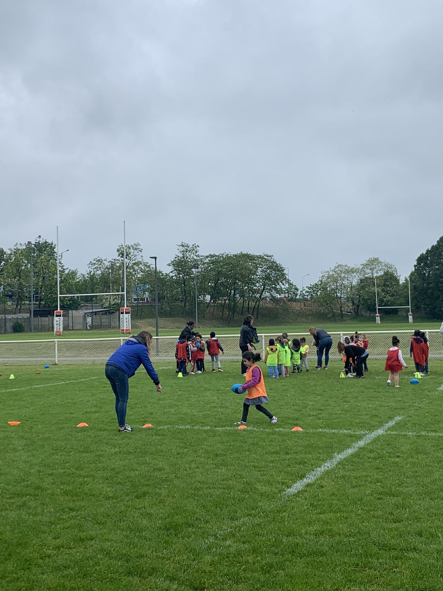 Rencontres #Rugby pour les #maternelles  #circonscriptionmeauxvillenoy : aplatir et évoluer vers la zone, passer en arrière et éviter les adversaires 🏉👌🏻au top les petits champions 🏆
#eps #rencontresportives #rugbyscolaire #collaborer #cooperer