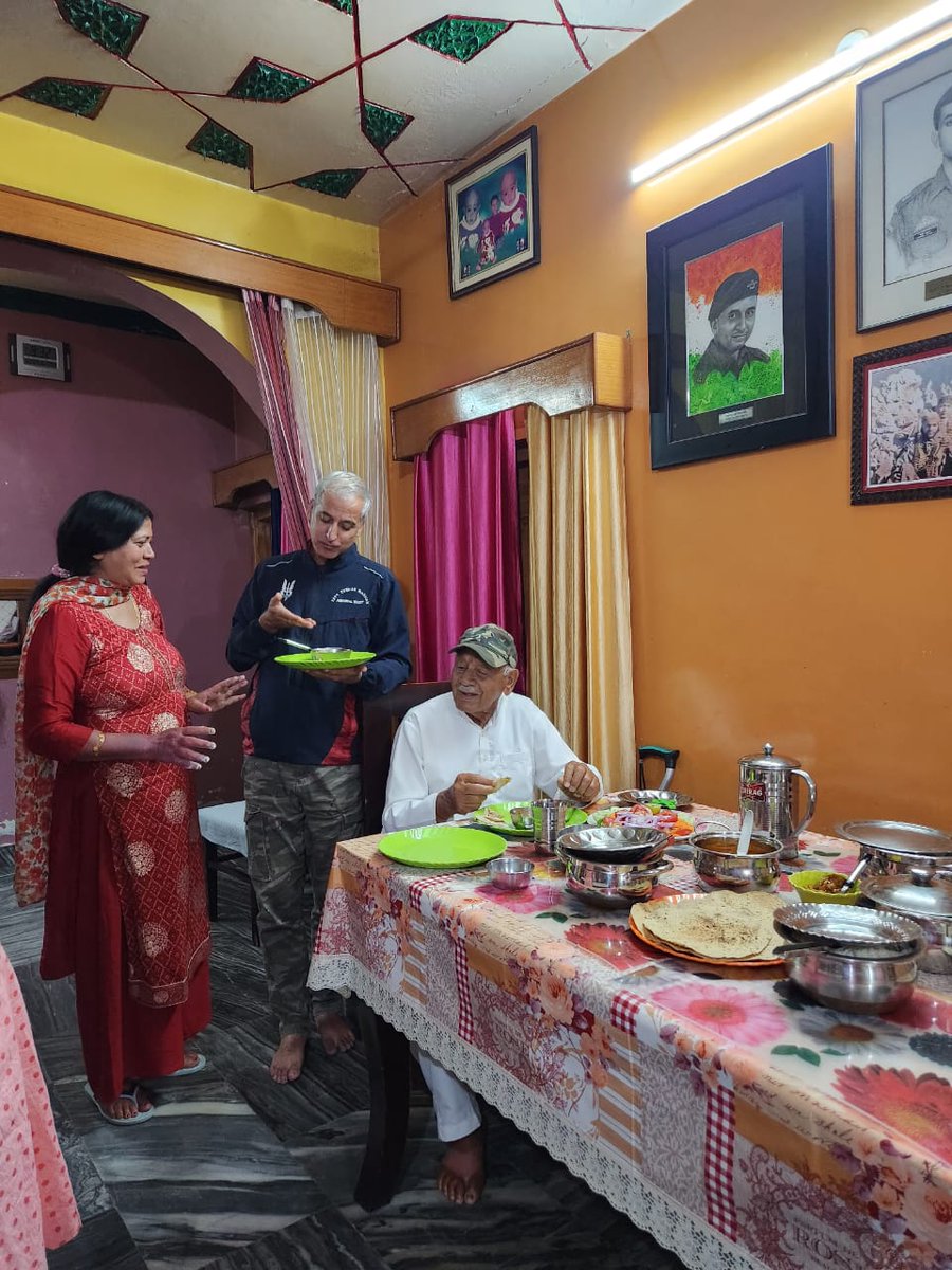 On eve of birth anniversary of

MAJOR SUDHIR WALIA
ASHOK CHAKRA SENA MEDAL
9 PARA SF 4 JAT #IndianArmy

today's dinner with his father Subedar Rulia Ram ji.
Tomorrow a book titled COOMAR written by @Jaishree_7 will be released in Palampur.

#FreedomisnotFree few pay #CostofWar.