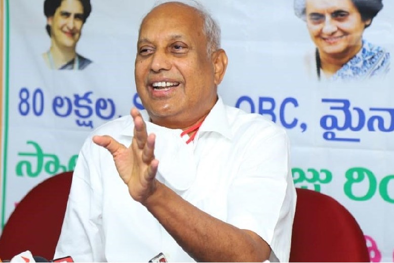 UttarandhraNow's tweet photo. 2011లో కిరణ్ కుమార్ రెడ్డికి బదులు చిరంజీవి గారిని కాంగ్రెస్ ముఖ్యమంత్రి చేసి ఉంటే మాకు ఈ రోజు ఈ ఖర్మ పట్టేది కాదు. ఆరోజు ఒక బంగారం లాంటి అవకాశాన్ని మేము వదులుకున్నం, ఇక మళ్లీ ఆ అవకాశం మా పార్టీకి వస్తుందని నమ్మకం లేదు. 

అవినీతి లో కురుపోయిన జగన్ సర్కార్ కు మరో అవినీతి నేత చంద్రబాబు ప్రత్యామ్నాయం అంటే గెలిచే అవకాశం లేనే లేదు. 

కానీ పవన్ కళ్యాణ్ గారిని సీఎం అభ్యర్ధి గా ముందు పెట్టి తేదేపా కూటమి ఎన్నికలకు వెళ్తే మాత్రం వైకాపా ను ఓడించే ఛాన్స్ ఉంది
- సీనియర్ కాంగ్రెస్ నేత చింతా మోహన్

#MegaStarChiranjeevi #UANow