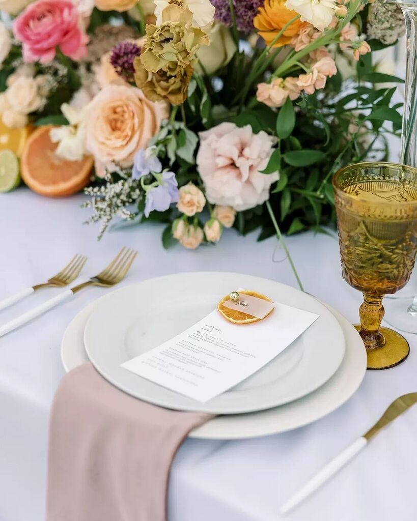 Picture-perfect table setting. 🍊🌿 

Planning + Design + Florals: @burlapandbordeaux
Photography: @redamancyphotofilm
Linens: <a href="/dreamsamerica/">Dreams America Linen</a>
DJ: @alekseichebeliuk
Cake: @chefsvengarrett

#weddingcelebration #weddingcelebrations #wedding_celebration #weddingcelebrations🎉 #wedd…