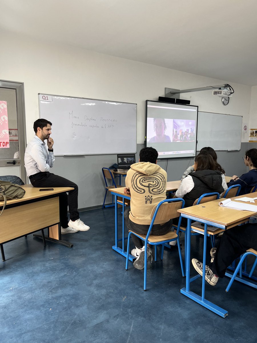 jbmartin03's tweet photo. Merci à @daphnerousseau et à l’@afpfr pour ce moment d’échange pour répondre aux questions des élèves du lycée français de Sfax 🇹🇳 concernant la disparition d’Arman #Soldin et le métier de reporter. https://t.co/BnlN1Mg1xk