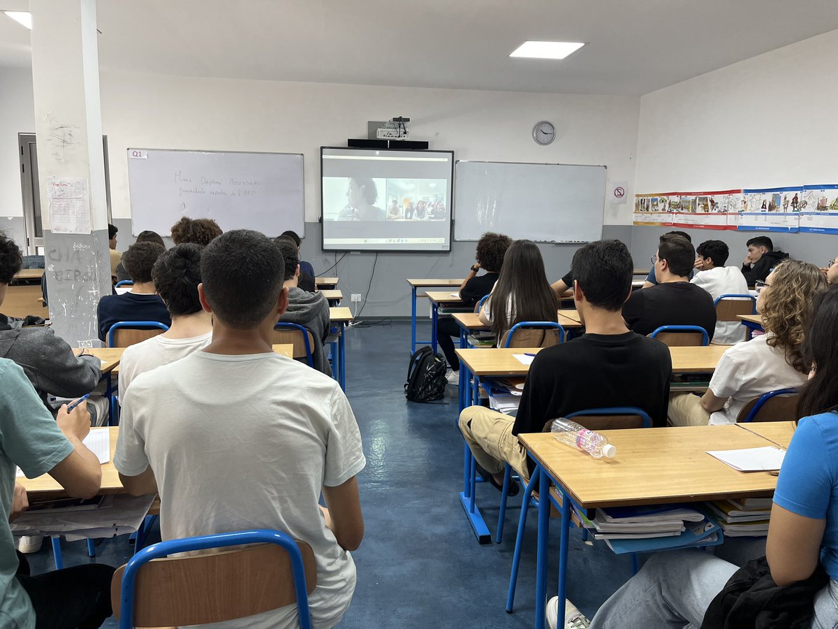 jbmartin03's tweet photo. Merci à @daphnerousseau et à l’@afpfr pour ce moment d’échange pour répondre aux questions des élèves du lycée français de Sfax 🇹🇳 concernant la disparition d’Arman #Soldin et le métier de reporter. https://t.co/BnlN1Mg1xk