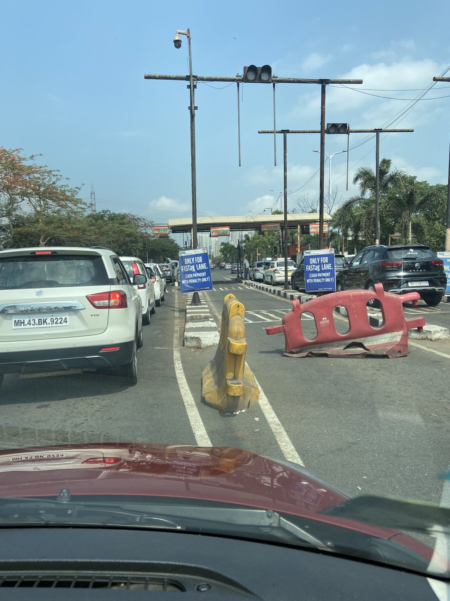 udaitweets's tweet photo. MEP Infrastructure Operating the Airoli - Mulund toll keeps the lanes closed during the morning/ evening #rushhour resulting in huge delays. What's the use of #Fast_tag & pass if the lanes are inoperative? @RoadsOfMumbai @mulund_info @MORTHIndia @nitin_gadkari @Navimumpolice https://t.co/GyILxIJj6j