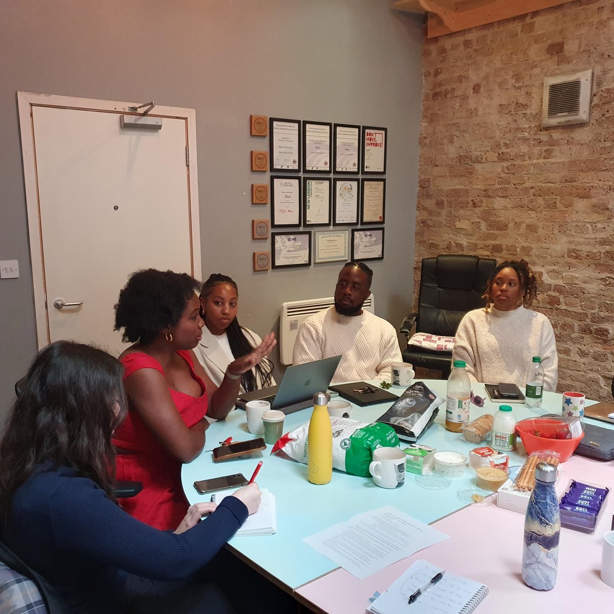 Inspiring focus group at @CMDNCollective understanding #business support needs + journeys taken by Black entrepreneurs in #Camden. Great to hear about importance of 🖤Mental health support 🖤Culturally competent mentoring 🖤Early-stage financial training ...to #BlackOwnedBusiness