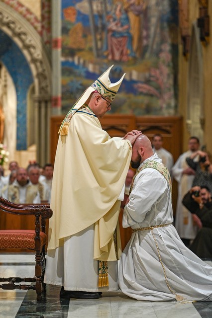 stbasilthegr8's tweet photo. Now FATHER Jeff Liptak.  Excited to welcome you to the parish! https://t.co/r5slzDDJVR