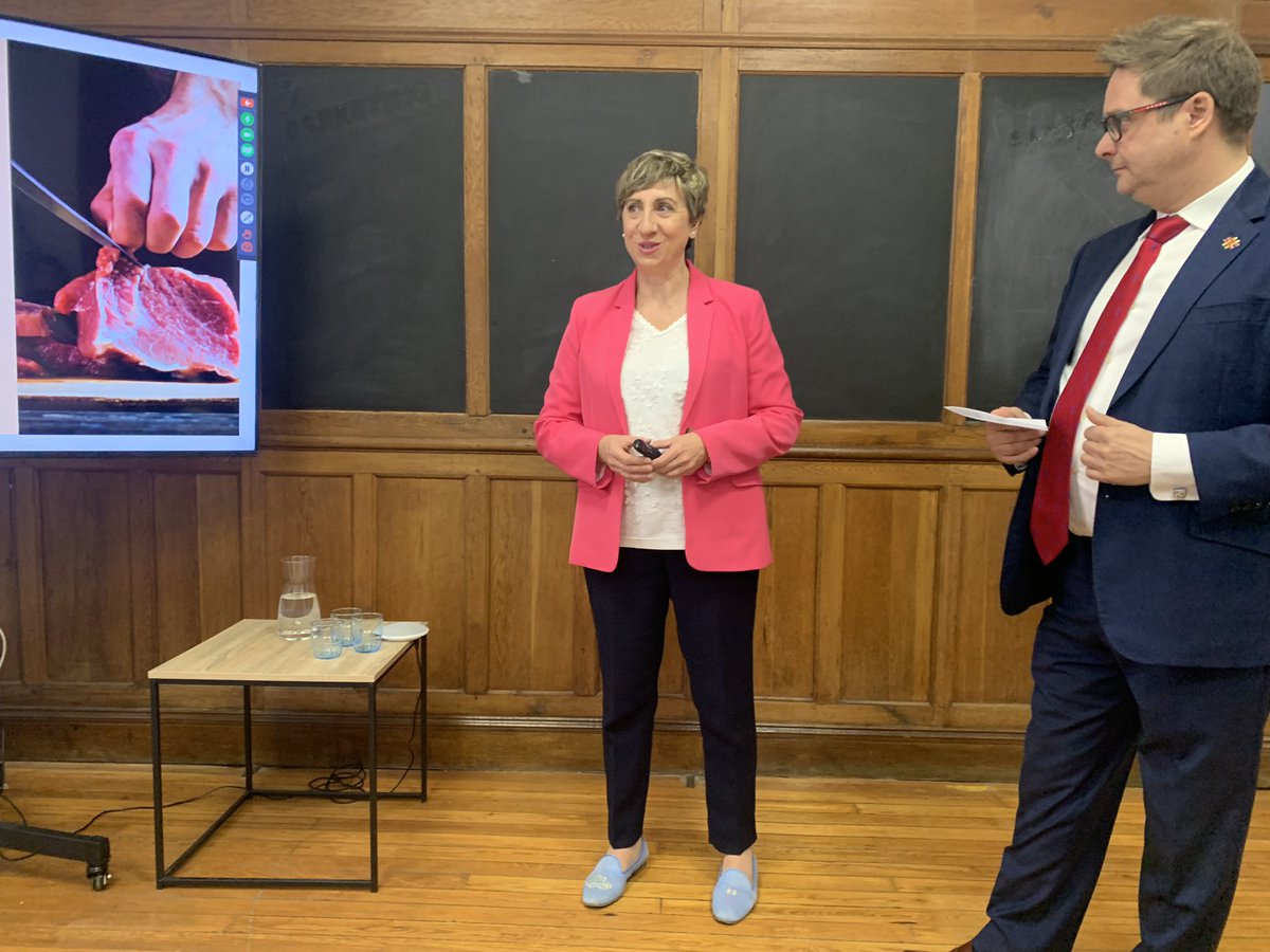 marta__nn's tweet photo. Esta mañana he acompañado a #Cedecarne y @Carnimad en la presentación del I Encuentro de Artesanos de la #Carne, organizado en colaboración con @Agrifoodcom y q tendrá lugar el 30 sep-1 oct para poner en valor a los profesionales del sector cárnico
#EAAC https://t.co/y84CIElowE https://t.co/JqsPyc0U5X