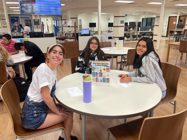 Rachel__Gannon's tweet photo. Wheaton North AP Spanish and ESL 1 students enjoying a language exchange. Meaningful dialogue all around! @BettyBasista @Mehretta #YourCommunitySchools https://t.co/quZI6MY56Z