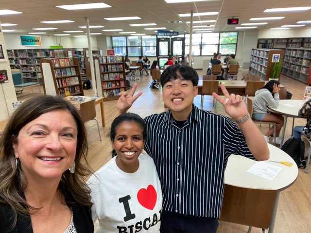 Rachel__Gannon's tweet photo. Wheaton North AP Spanish and ESL 1 students enjoying a language exchange. Meaningful dialogue all around! @BettyBasista @Mehretta #YourCommunitySchools https://t.co/quZI6MY56Z