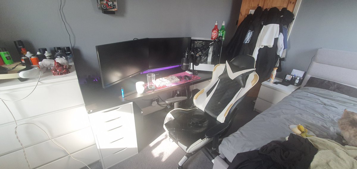 MaskedGamer0's tweet photo. @MarzBarGaming Was 10 when I saw that then. Now am 18 and have one of my own. Still not as good tho ^.^ https://t.co/EQxx6coqnB