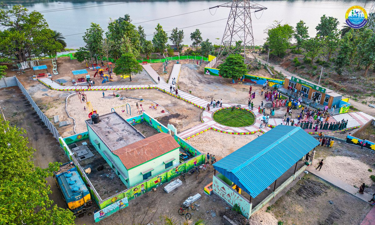 RourkelaMC's tweet photo. Ruputola Basti gets a facelift with the addition of a Children's Park, Fitness Park, and a Footway with seating space . These new facilities alongside Parichay Gruha, Anganwadi Center, and Ama Pathagara have made the spot a favourite among children and parents.
#rmc https://t.co/BiKeRWGg3L