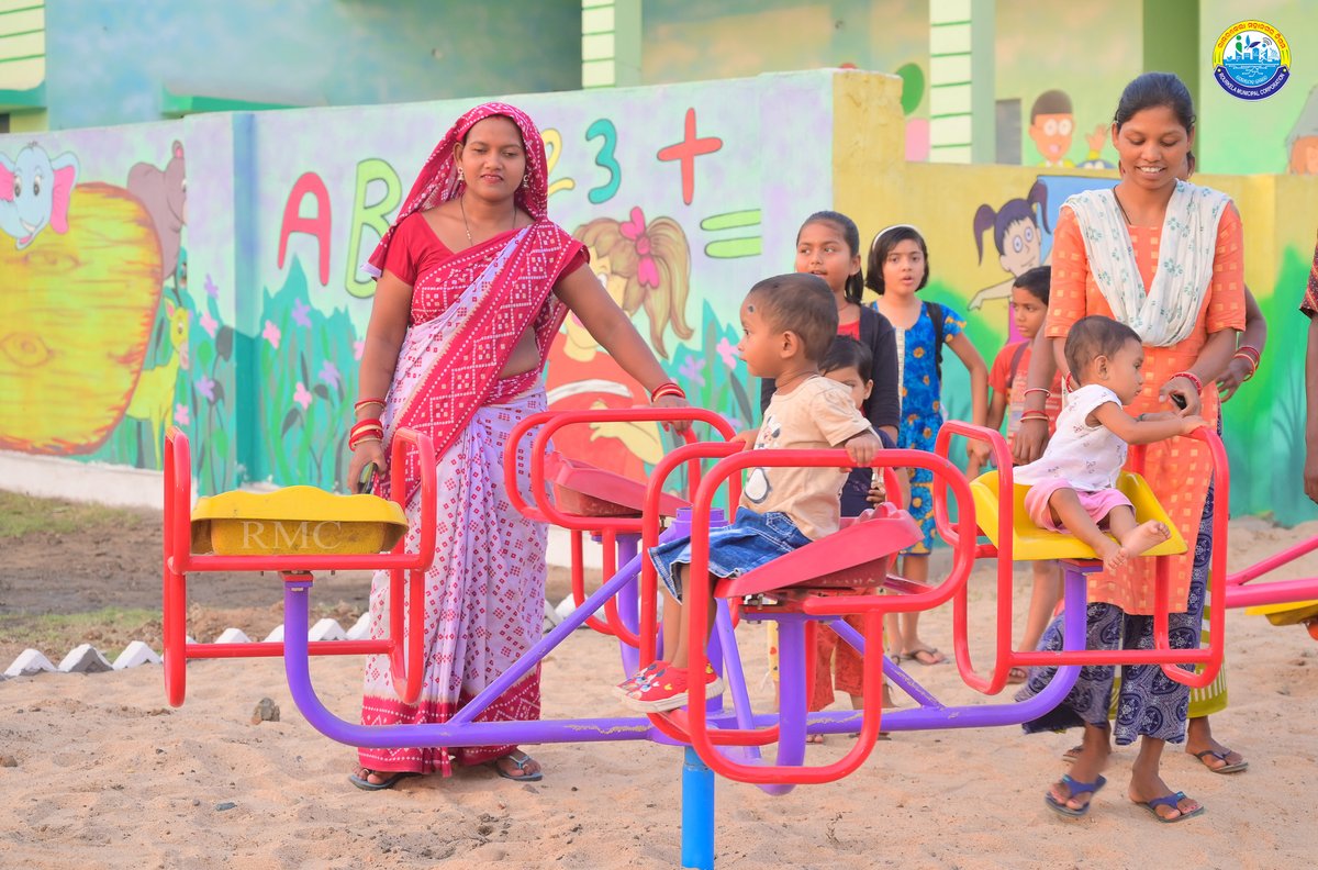 RourkelaMC's tweet photo. Ruputola Basti gets a facelift with the addition of a Children's Park, Fitness Park, and a Footway with seating space . These new facilities alongside Parichay Gruha, Anganwadi Center, and Ama Pathagara have made the spot a favourite among children and parents.
#rmc https://t.co/BiKeRWGg3L