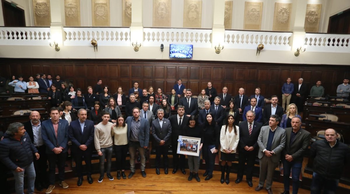 biencuyano's tweet photo. Emocionante homenaje #EnComunion de todos los legisladores mendocinos a quién nos dejó hace poco, el Pulga Bermejo "Su ausencia es una presencia constante. Su partida tan repentina, tan dolorosa que todavía la estamos negando" "Perdimos una gran persona!" https://t.co/t5ZckdsYtA https://t.co/n0LsoCE3EH