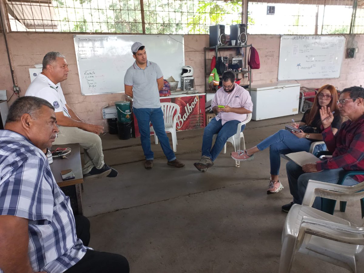 AlcaldiadeBaru's tweet photo. Gracias al trabajo en equipo, entre el alcalde Marcos Beitia, el representante Marcelino Correa, el Gobierno Nacional y Las Fuerzas Vivas de Barù, se anunció los trabajos de instalación de energía eléctrica en el corregimiento de Rodolfo Aguilar Delgado, por la empresa PEBSA. https://t.co/SfinOXldZP