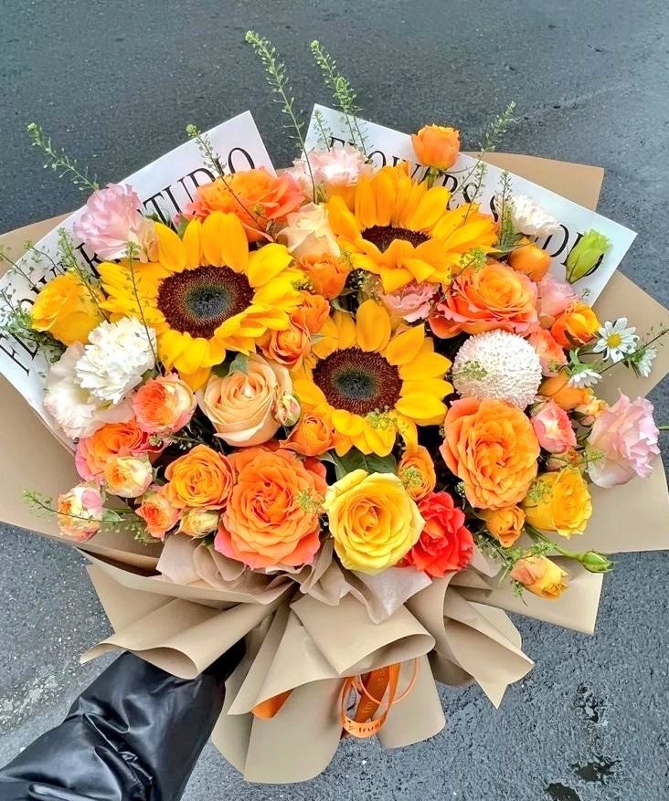 lunafleuri's tweet photo. Happy bouquet! 💛 https://t.co/GbEl1BXJCJ