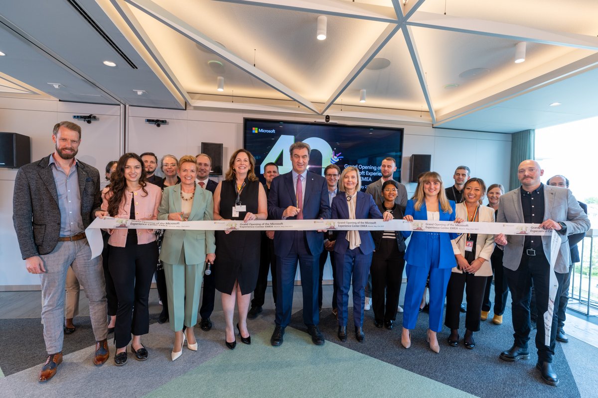 Heute fand die Eröffnung des #ExperienceCenterEMEA in München statt, eines von nur vier solcher Zentren weltweit. Im Rahmen dessen haben wir auch 40 Jahre Microsoft in Deutschland gefeiert. Ein herausragender Tag für die digitale Transformation! #40JahreMicrosoftDeutschland