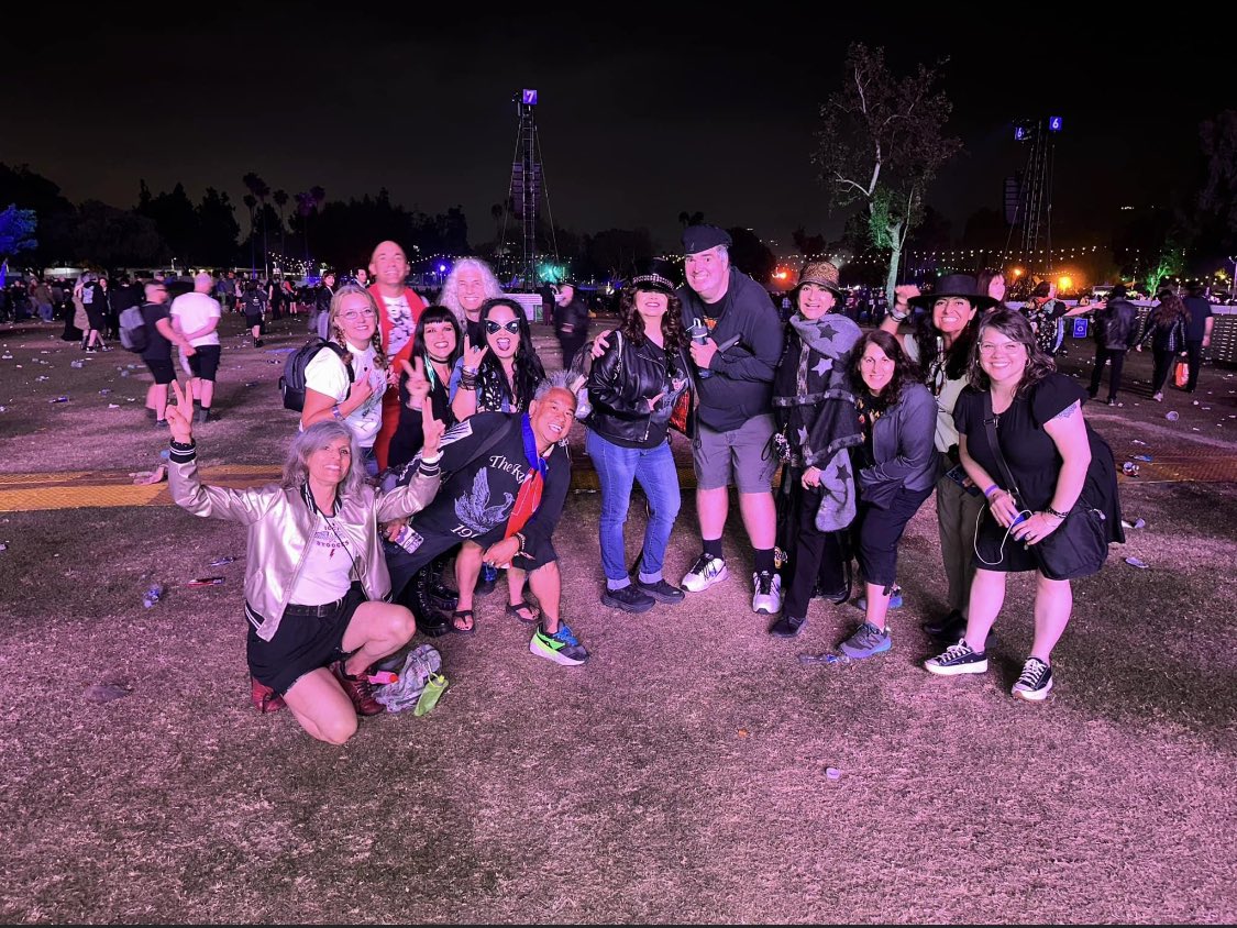 drklauser's tweet photo. My FRC Concert Family🥀🖤 One Day we’ll meet! @pomopam @nuordrman @cruelworldfest #frontrowcrew #concertlife Seeing @SiouxsieHQ after her 15 Yr 🇺🇸hiatus #Siouxsiesioux https://t.co/nTyVHIzD7N