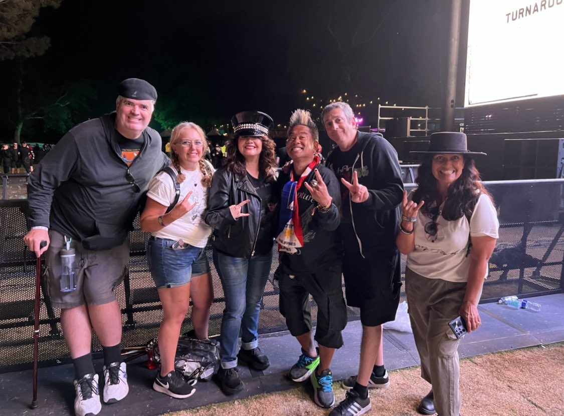 drklauser's tweet photo. My FRC Concert Family🥀🖤 One Day we’ll meet! @pomopam @nuordrman @cruelworldfest #frontrowcrew #concertlife Seeing @SiouxsieHQ after her 15 Yr 🇺🇸hiatus #Siouxsiesioux https://t.co/nTyVHIzD7N