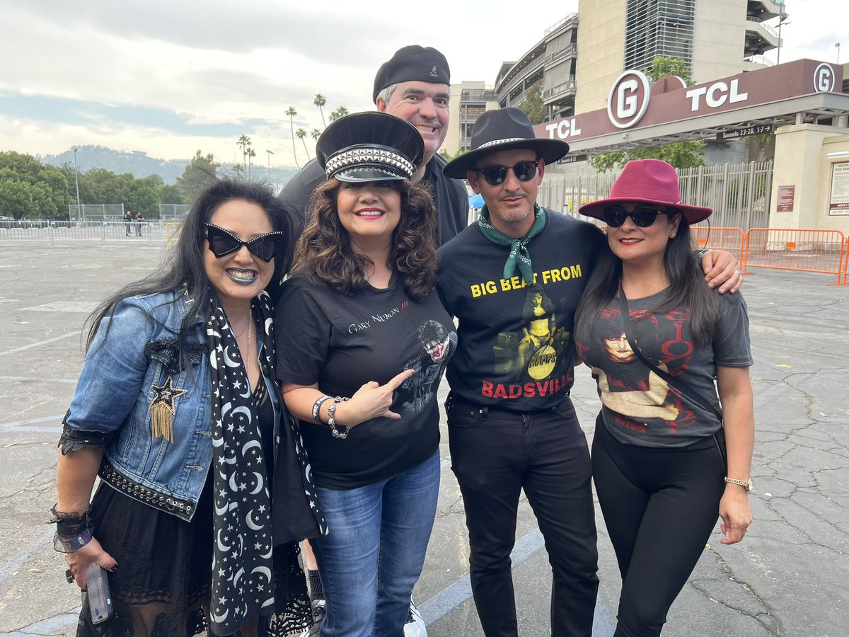 drklauser's tweet photo. My FRC Concert Family🥀🖤 One Day we’ll meet! @pomopam @nuordrman @cruelworldfest #frontrowcrew #concertlife Seeing @SiouxsieHQ after her 15 Yr 🇺🇸hiatus #Siouxsiesioux https://t.co/nTyVHIzD7N