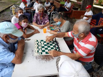 salainass's tweet photo. #TipsINASS | Jugar ajedrez beneficia a los adultos mayores ya que es una gimnasia mental ideal para prevenir el deterioro del cerebro. #SistemaNacionalDeIngreso #LaFamiliaQueProtege @NicolasMaduro @magally_vina @vmsfelicidad @ViceSocialT_ve https://t.co/Ffw9w3t1LG