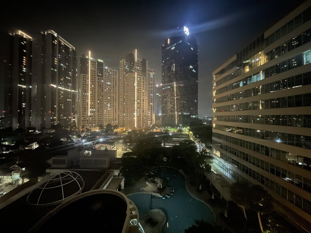 gfiorelli1's tweet photo. Jakarta reminds a little of Blade Runner ๐ง #seocon https://t.co/lJnxZxq7O2