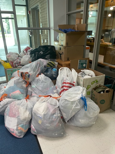 62schools's tweet photo. It's a great day here in District 62. We sincerely thank Iroquois Community School elementary school student government and the ICS students and families for the clothing donations for the Self-Help Closet & Pantry of Des Plaines. #62learns #62united #62ICS https://t.co/jgayR8jw1Y