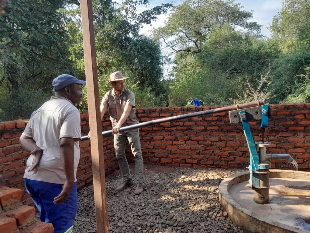 nutriactionzim's tweet photo. @nutriactionzim Executive Director and @ACF_Zim Country Director are in Chiredzi for a joint monitoring visit for the BHA funded #IntegratedLivelihoodsProject and the ACF funded #PoultryValueChain project. https://t.co/KK0tCFb00j