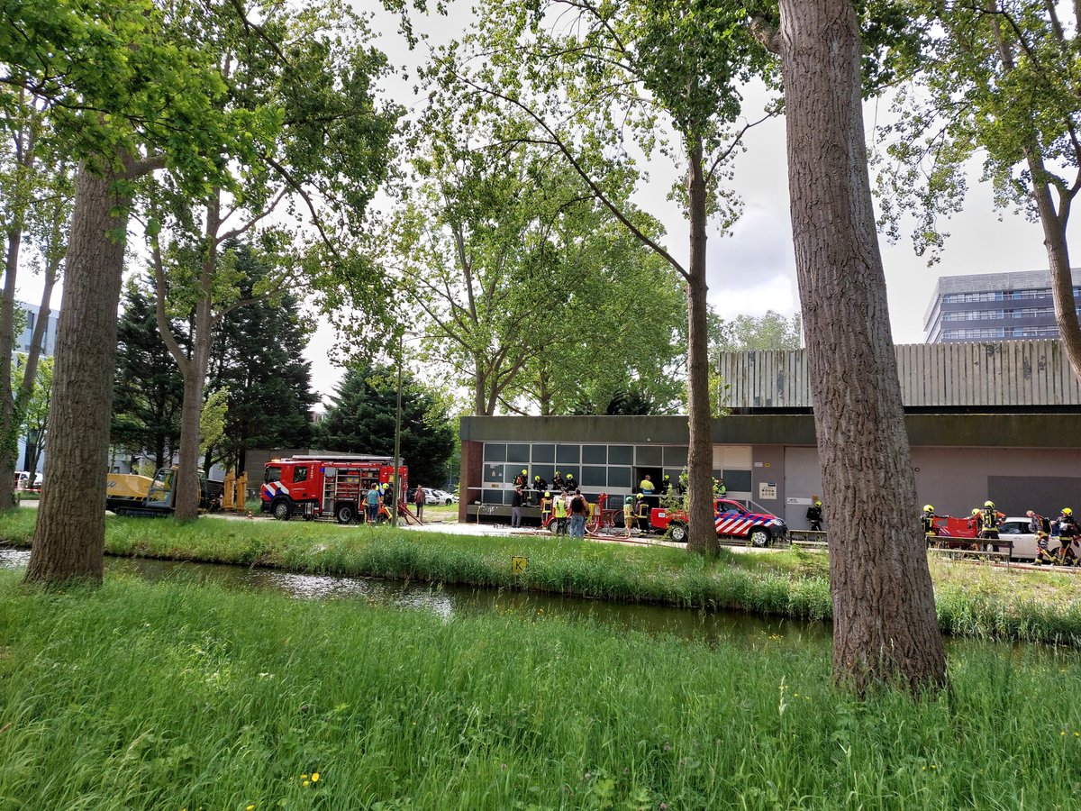 cygnus_ww's tweet photo. Exciting start to the meeting today! (A fire in a transformer building at Leiden University means no power to many buildings for unknown duration...). My second @lorentzcenter meeting that's been efficiently relocated due to evacuation! https://t.co/6sItxNJl4B
