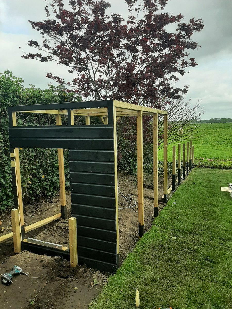 JurgenWardt's tweet photo. Ik verbouw grote panden maar dit blijf ook nog steeds heel leuk om te doen. Lekker buiten, graven, boren, zagen.
#chickenrange #kippenren #prefabmethandwerkcombineren https://t.co/Gt46OM4TXE