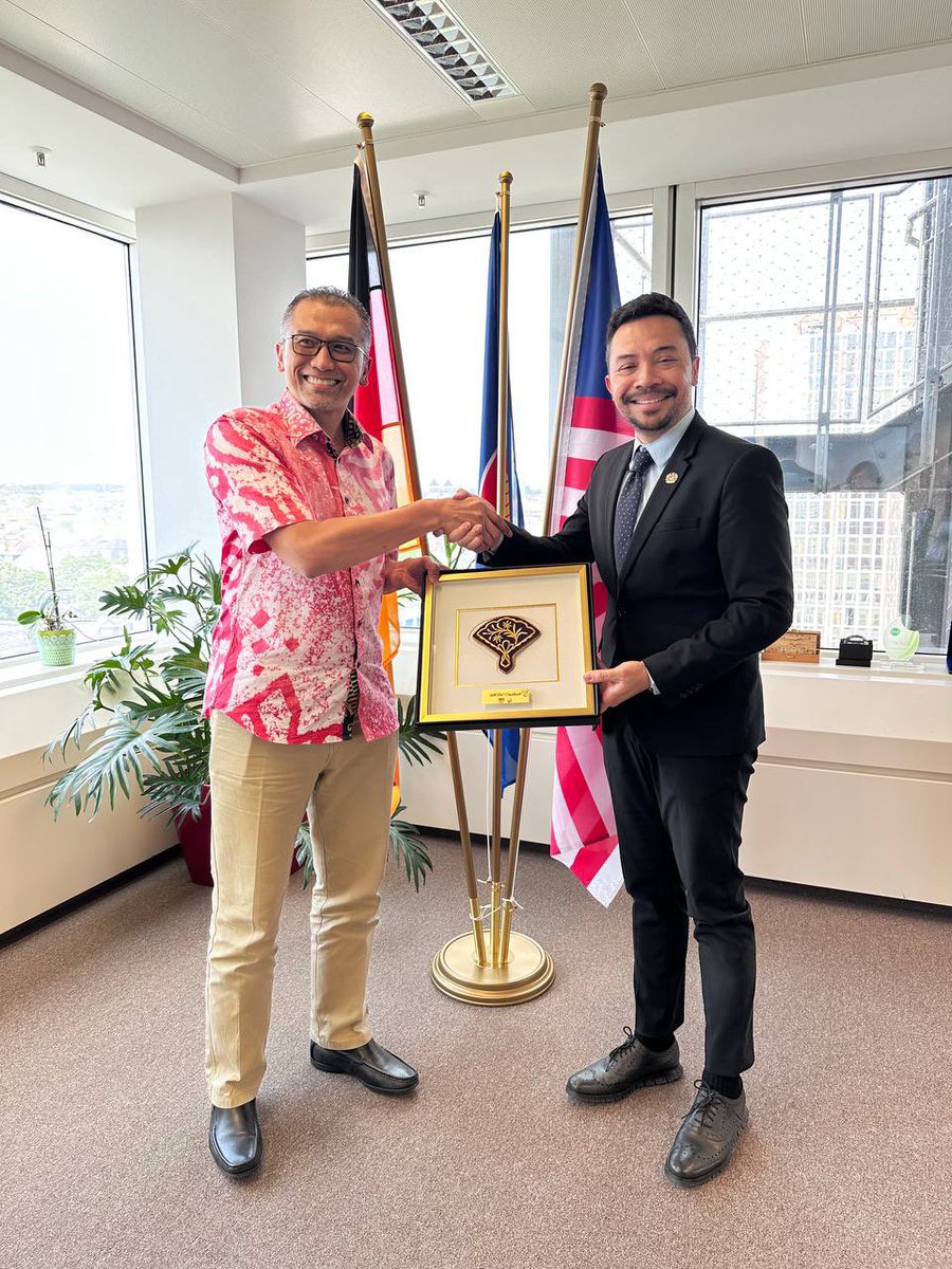 Our courtesy visit to Consulate General of Malaysia office led by YBhg. Datuk Mohd Zamri Mat Zain, Deputy Secretary General (Tourism), together with MIDA and MATRADE team, followed by meeting at Tourism Malaysia office here in Frankfurt on 22 May 2023. 
#IMEX23 #MyCEB #MyMOTAC