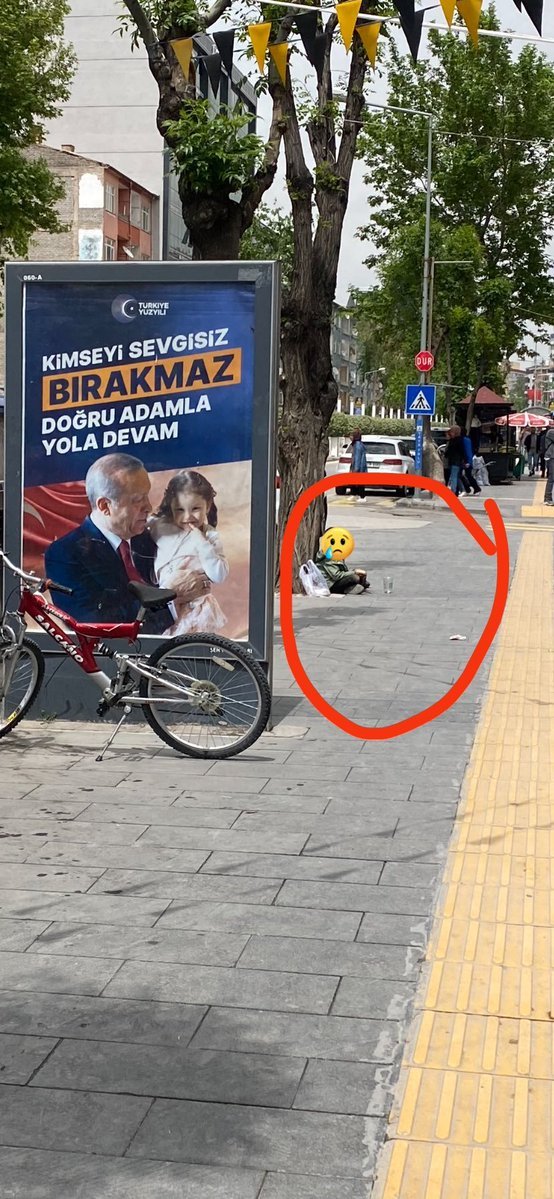 yukselhos's tweet photo. Biz kendi çocuklarımız kadar bu fotoğraftaki çocuğun da geleceğini düşündük... istedik ki hiçbir çocuk aç yatmasın, babalar intihar etmesin, genç kızlar onlyfans açıp kendini, pazarlamak zorunda kalmasın, sevdiği insanla paylaşacağı güzelliğini üç beş kuruşa satmasın, 80 yaşındaki teyzeler pazar bitiminde çürük domates toplamasın, tarikat yurtlarında çocuklara tecavüz edilmesin, kadınları yolda Afganlar taciz etmesin. Ama olmadı. Biliyorum bu kelimeler siyasi tercihinizi değiştirmeyecek, biliyorum siyasetin sol kanadına da oynasanız bu görüntü yine değişmeyecek ama şunu da biliyorum ki Slovakya gibi, Macaristan gibi topraklarından su dışında bir şey çıkmayan ülkelerde bile belirli bir refah sağlanabiliyorsa, çevresi bizden daha büyük düşmanlarla çevrili ülkeler refahı yakalayabiliyorsa bizler de yapabiliriz. Her şeyin sokaklarda olmasını kabul edebilirim. Başıboş göçmen, köpek, çöp ama çocuklar sokakta olmamalı. Sokakta büyüyen bir Türk çocuğu şu afişle yan yana gelmemeli. Afişlerde meydana getirdiğimiz sanal şefkati sosyal adalette yansıtamazsak mutluluk sadece propaganda resimlerinde, devletin kucaklayıcı gücü ise ordunun hangarlarında kalır. Silahlarımızı üretmemiz, milli savunma sanayimiz elbette çok güzel ve onur duyuyorum. Bundan onur duymayanın kanından da ruhundan da şüphe ederim. Sonuna kadar da destekliyorum. Ama bunları inşa ederken bu çocukların kaderlerinden çalmadan yapabilmeliyiz. 1991 yılında resmen yıkıldığı sırada Sovyetlerin hangarında geliştirme aşamasında 300'den fazla çeşit hava aracı, suda giden suikast yunus denizaltıları ve envai çeşit envanter vardı. Bu envanterin hiçbiri Sovyetlerin yaşamasını sağlamadı. Geriye boş bir kasa ve hikayesini bitirmiş bir imparatorluk kaldı. Sovyet halkları 1990'larda çevre ülkelere bavul ticareti ile giderken eski onurlu ve büyük günlerini de geride bırakarak gittiler... Kızılordu madalyonları Beyazıt'ta bir günlük harçlığımla alabileceğim kadar ucuzdu. Türkiye'ye gelen kimi göçmenler altın dişlerini satıyordu. Kimileri profesör, kimileri edebiyatçı ve kimileri de ev hanımı olan o insanlar bu topraklara bir ümitle geldiler ve bize bir ibret olarak Allah onları gösterdi. Gençliğimin en enerjik günlerinde üniversite binamın karşısında onların o koskoca bavulları taşımasını izledim. Mesleği fahişelik olmadığı apaçık belli olan o kadınların utanarak yere bakan gözlerle tramvay yolu kenarında müşteri beklemesini izledim. Kimisi bavulu tükenene dek malını, kimisi bedeni tükenene dek etini sattı... Birçoğumuz onlara "nataşa" dedi. Ahlaksızca kullanılan bu kelimeyle bir terbiyesiz tarafından şarkılar bile yapıldı bu ülkede. Hiçbir tekke, tarikat ve hiçbir zengin o insanlara sahip çıkmadı. Cami cemaatleri gavur da olsa o insanlara sahip çıkıp onları Türklükle kucaklamadı. 1300'lerde Balkanlarda zulümden, fukaralıktan kurtardığımız, kapılarına dervişlerle kumanya bıraktığımız, gavur da olsa şefkati ve Türkün diriltici nefesini verdiğimiz insanları "nataşa yataşağa" diye aşağıladık... Türklüğün adı kaldı. İçi zaten uzun süredir bomboştu.

Şimdi ise sadece silahlara bakarak silahından başka hiçbir şeyi olmayan Sovyetler gibi wargasm ile daha fazla yükselemeyiz. Fazlasını da başarabiliriz. Türk dendiğinde akla artık refah da gelmeli, estetik, temiz şehirler de gelmeli. Bolluk gelmeli, liyakat gelmeli, barış gelmeli. Türk, elini değdirdiği taşı sanat eserine, bastığı çöl ve bozkırı cennete, dokunduğu yetimi öğretmene, alime çevirebilmeli. Aşağıdaki yavrucaklarla dolu bir şehirde yaşayıp bir kere onları satırlarına taşımamış olan ve hala milliyetçiyim diyebilenler darılmasın ama ben burada düz konuşuyorum. Bu görüntü devam ettiği sürece yurt dışına kaçıp Türkiye'nin aleyhine çalışan ve bu toprakların kustuğu her düşmanın eline silahı biz veriyoruz. Seçimde ne yaparsanız yapın ama şu görüntüler bitsin. Çocuğumu bakkala bile göndermeyen ben, 3-5 lira kazanması için onu onca tehdidin, tacizcinin, trafik kazası ihtimalinin, hayvan ısırmasının önüne atabilen bir aileyi de sorguluyorum. Ama buna izin veren ülkeyi ve kurallarını daha fazla sorguluyorum. Çünkü devlet, anadan fazla ana olmasa da babadan fazla baba olmalıdır. Benim gibi düz konuşup sorgulayanlara tepki verenleri, beni sözüm ona mimleyip "muhalif bu" diyenleri görmüyor muyum? Görüyorum. Peki takıyor muyum? Hiç takmıyorum. Çünkü milli hislerle konuşan kimsenin Allah'tan ve esir ülke olmaktan başka korkusu yoktur.
Milletlerin bayrakları düşmeden önce ahlak düşer, liyakat düşer, sosyal adalet düşer. Bayrak aslında en son düşendir. Siz sanırsınız ki bayrak düşünce ülkeler düşüyor... hayır. Milleti sokaklara düşmüşse bayrak düşmüş gibi önemsemeniz gerekir. Çünkü her çocuk bir bayraktır. Çünkü her çocuk gelecekte ülkesini ve kültürünü emanet olarak taşıyacak bir vatansever adayıdır. O bayraklar düşmemeli.

Selam (barış, huzur demektir)
Selam ve sevgi üzerinize olsun.