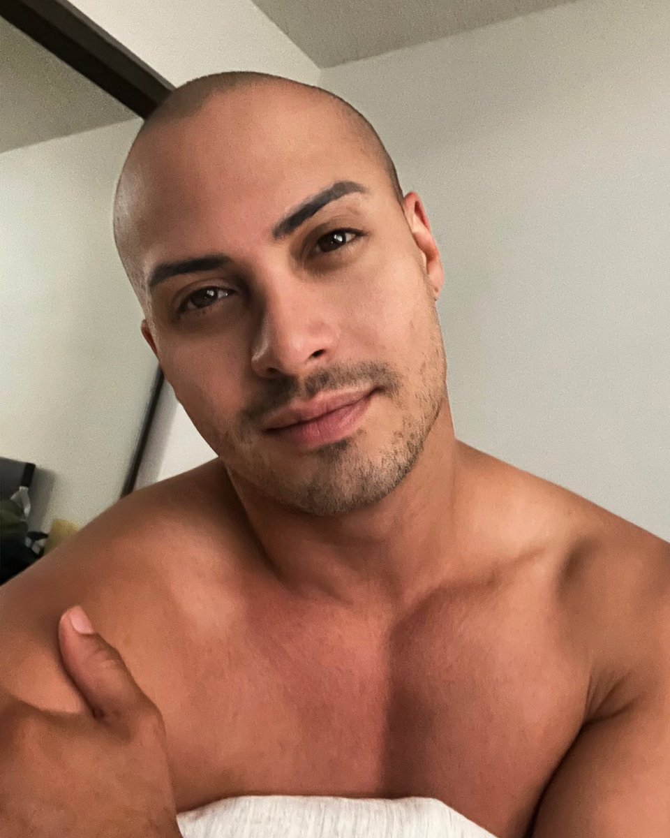 Good Morning and Happy Tuesday ! I’m feeling rested and ready for the day ❤️ #laliving #upandatem #workinprogress #futuremrcontinental #gayboy #papi #puertoricanboy🇵🇷