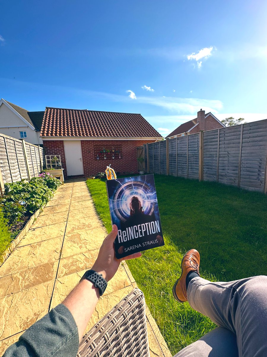 Lukesblog1's tweet photo. โค๏ธ that itโs still sunny in the garden after I get back from work at the moment!
#SunshineReading https://t.co/UsZ8H2Iaut