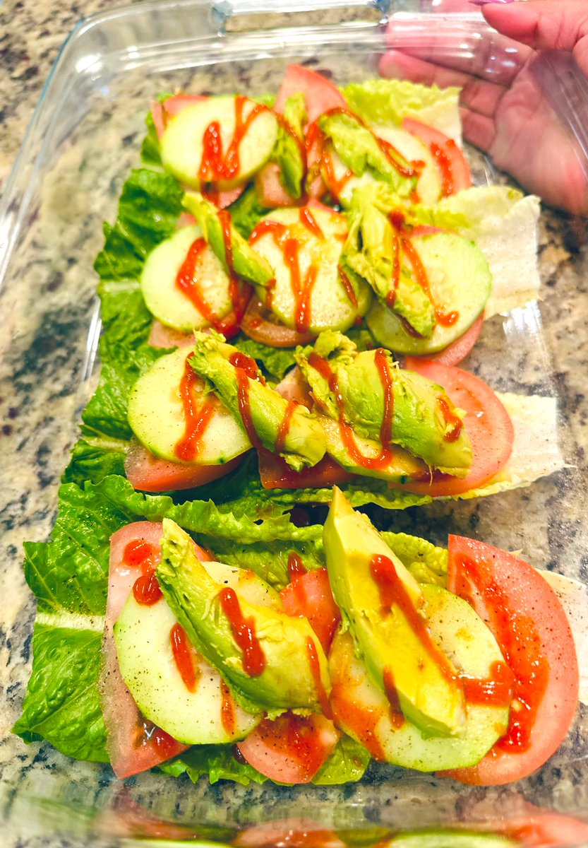 My lunch. ❤️❤️❤️
#tomato #lettuce #avocado #cucumber #saltandpepper #sriracha