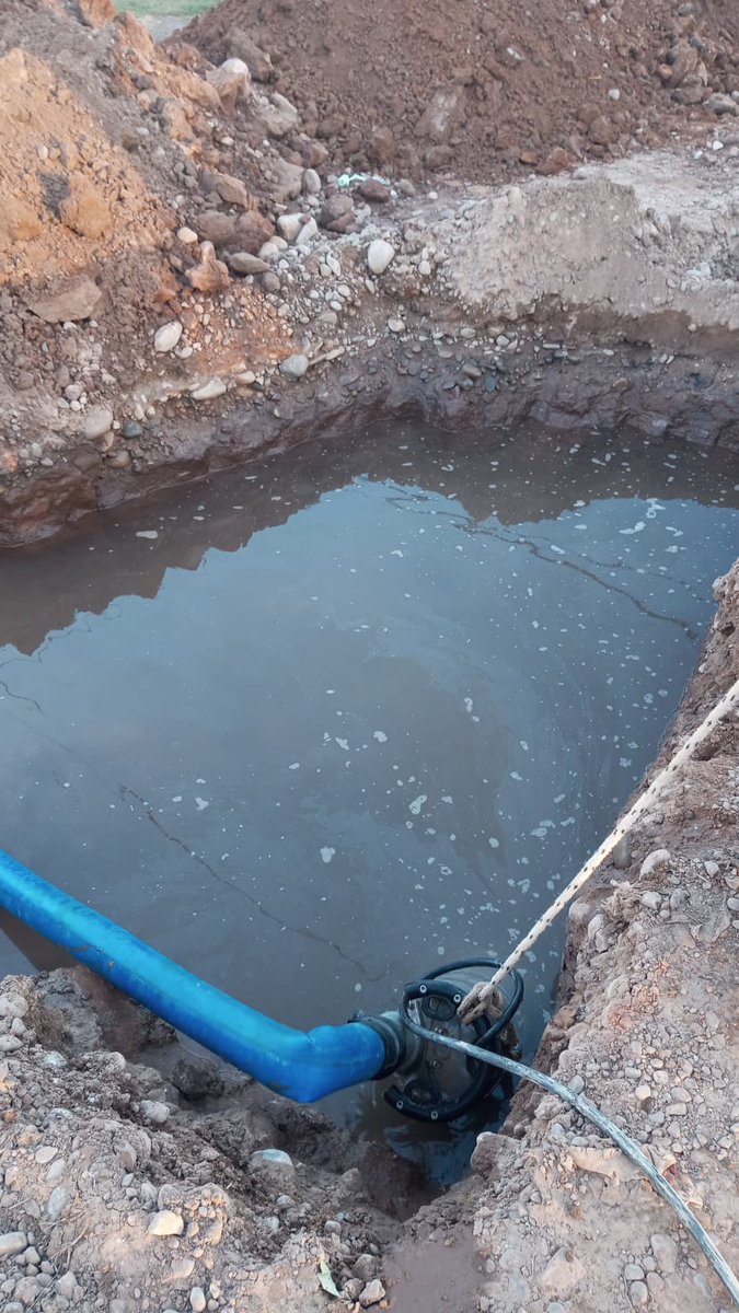 AguaJujuy's tweet photo. 👷 Operarios y maquinaria trabajaron en dos tramos importantes de la cañería de 63 mm que presentaban pérdidas. Se procedió a desagotar la zanja con bomba de achique para luego ejecutar el reemplazo de la red y posteriormente normalizar el servicio.

#ElNorteASeguir https://t.co/T52TZsRi3B