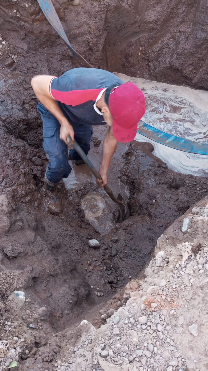 AguaJujuy's tweet photo. 👷 Operarios y maquinaria trabajaron en dos tramos importantes de la cañería de 63 mm que presentaban pérdidas. Se procedió a desagotar la zanja con bomba de achique para luego ejecutar el reemplazo de la red y posteriormente normalizar el servicio.

#ElNorteASeguir https://t.co/T52TZsRi3B