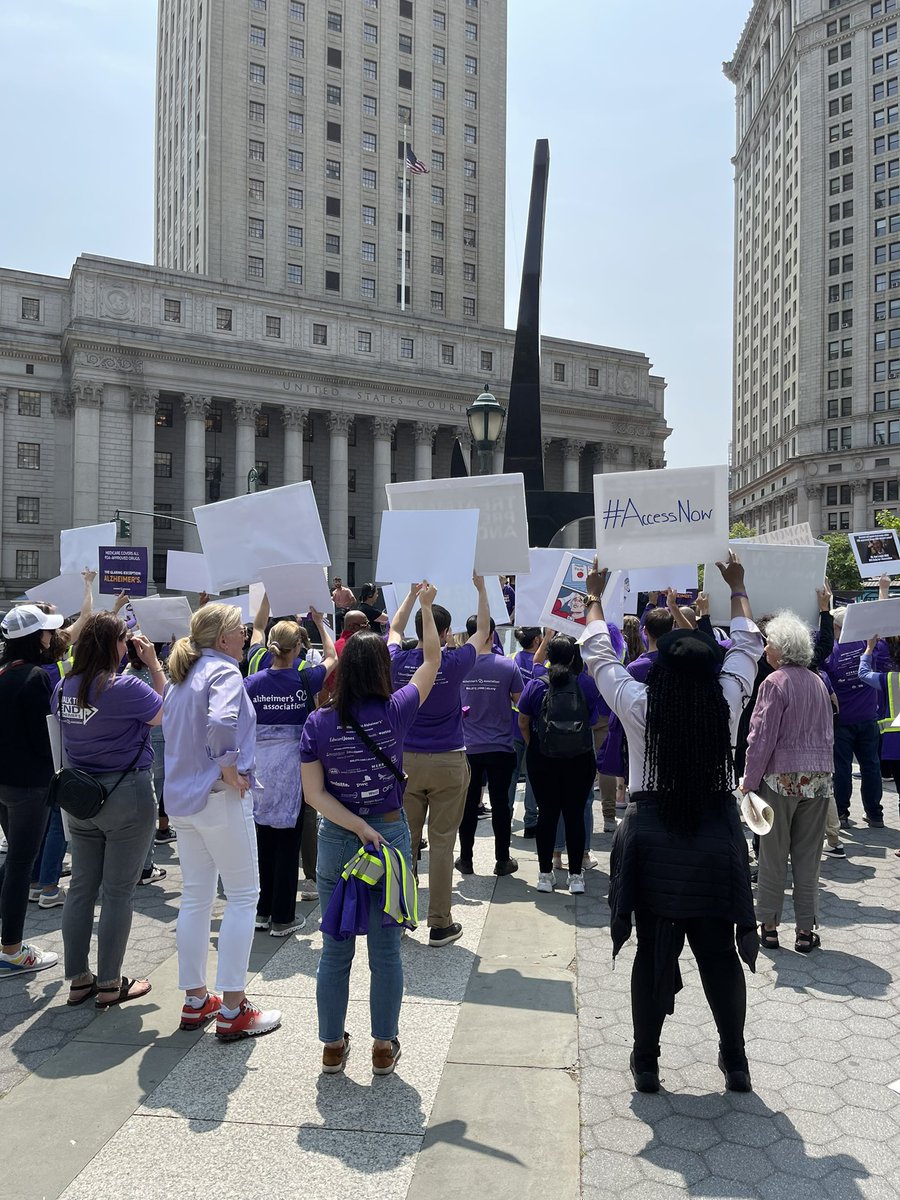 1995tiffy's tweet photo. Every day without #AccessNow to FDA-approved drugs, more than 2,000 people living with early Alzheimer’s become ineligible for treatments. We are rallying outside the NYC CMS office today to demand change. https://t.co/DHLN5v42N2 https://t.co/CC9Hm5hivT