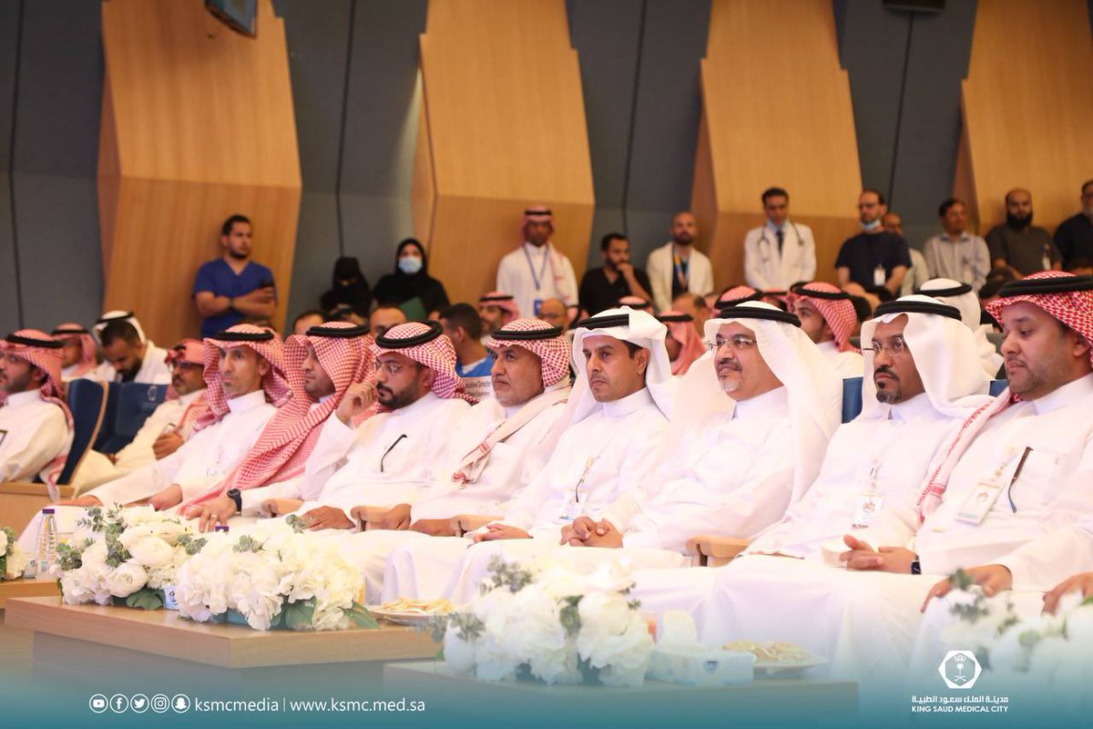 ksmcmedia's tweet photo. 📸 | الرئيس التنفيذي لتجمع الرياض الصحي الأول د.صالح بن عبدالله التميمي، يُكرم 10% من منسوبي #مدينة_الملك_سعود_الطبية وعددهم 871 متميزاً من مختلف الإدارات التنفيذية لعام 2022م؛ نظير تميزهم خلال العام . https://t.co/OIa8gy6eg2