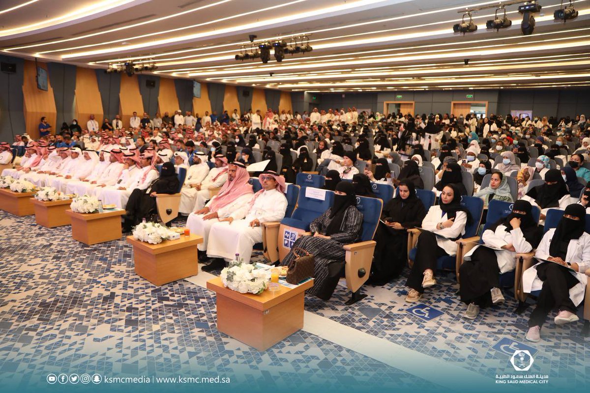 ksmcmedia's tweet photo. 📸 | الرئيس التنفيذي لتجمع الرياض الصحي الأول د.صالح بن عبدالله التميمي، يُكرم 10% من منسوبي #مدينة_الملك_سعود_الطبية وعددهم 871 متميزاً من مختلف الإدارات التنفيذية لعام 2022م؛ نظير تميزهم خلال العام . https://t.co/OIa8gy6eg2
